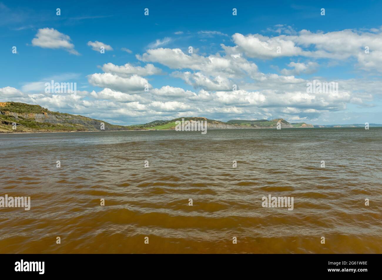 Vista dalla spiaggia di Lyme Regis della costa del Dorset.include i famosi punti di riferimento di Stonebarrow Golden Cap montagna e Thorncombe Beacon. Foto Stock