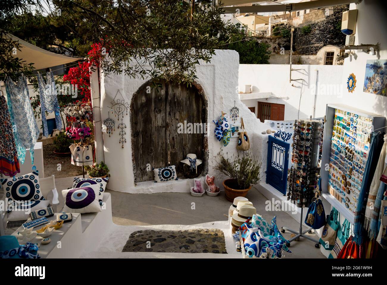 Negozio di articoli da regalo della città collinare di Pyrgos in Grecia. Foto Stock