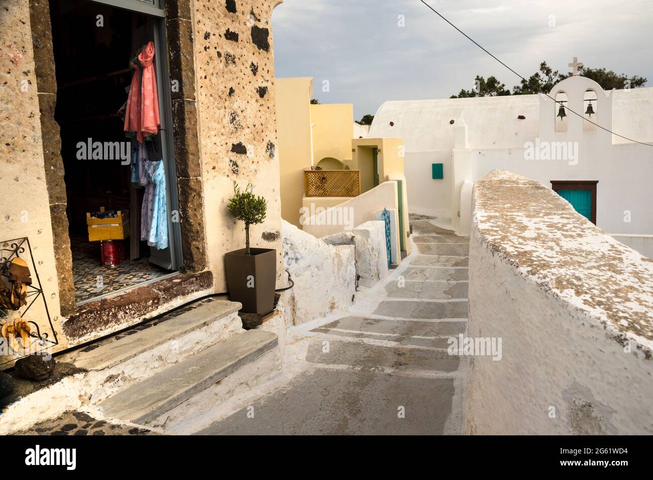 Chiesa greca e campanile in stile cicladico di architettura sulla città collinare di Pyrgos, sull'isola greca di Santorini. Foto Stock