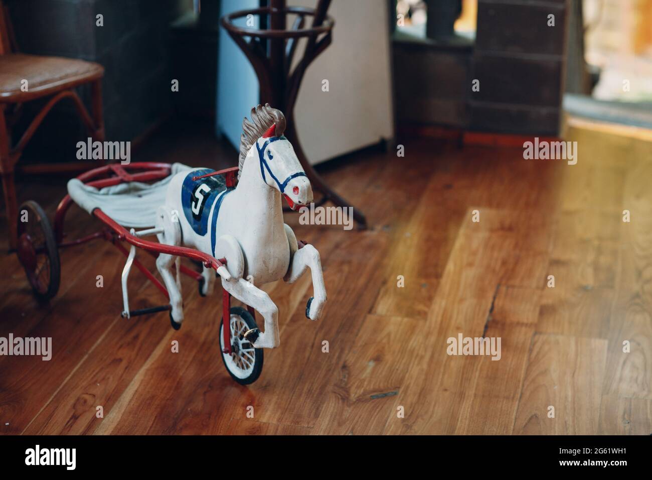 passeggino da fantino giocattolo vintage con cavallo bianco. Foto Stock