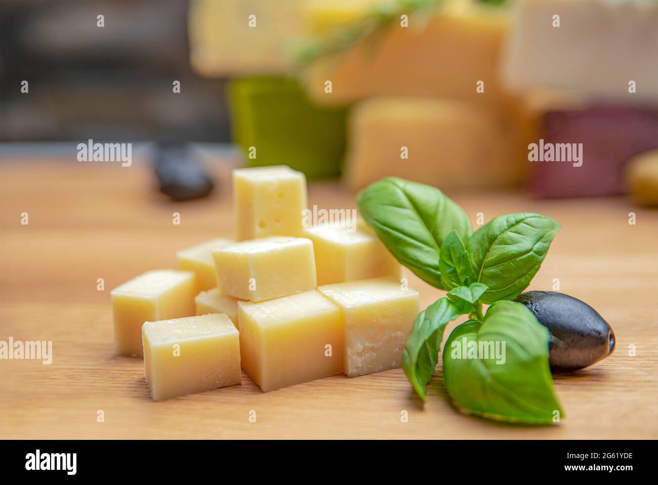 Sfondo di formaggio. Assortimento di diversi tipi di formaggio su sfondo ligneo.posto per il testo Foto Stock