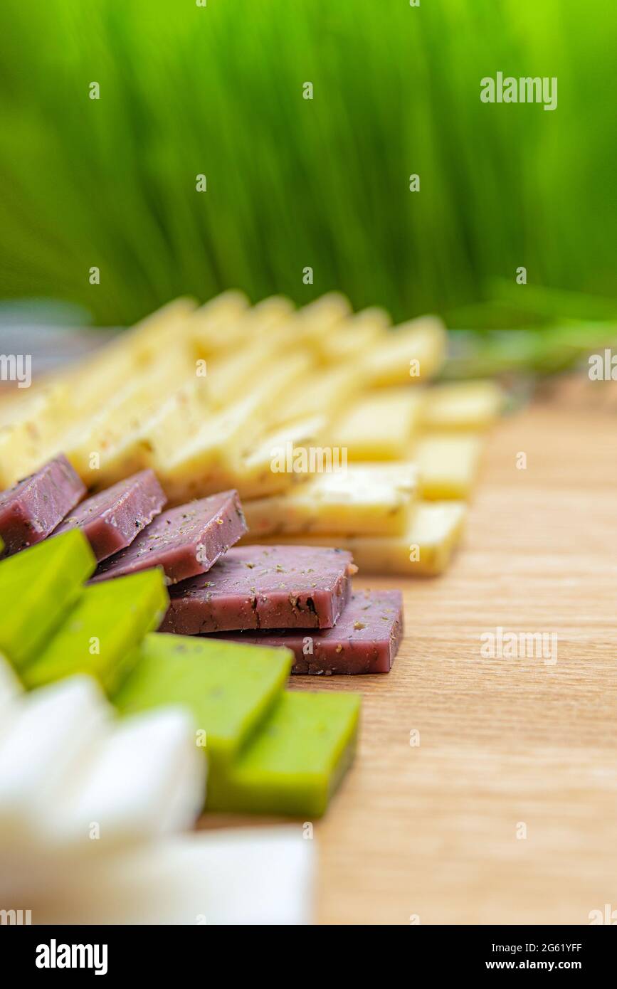 Sfondo di formaggio. Assortimento di diversi tipi di formaggio su sfondo ligneo.posto per il testo Foto Stock