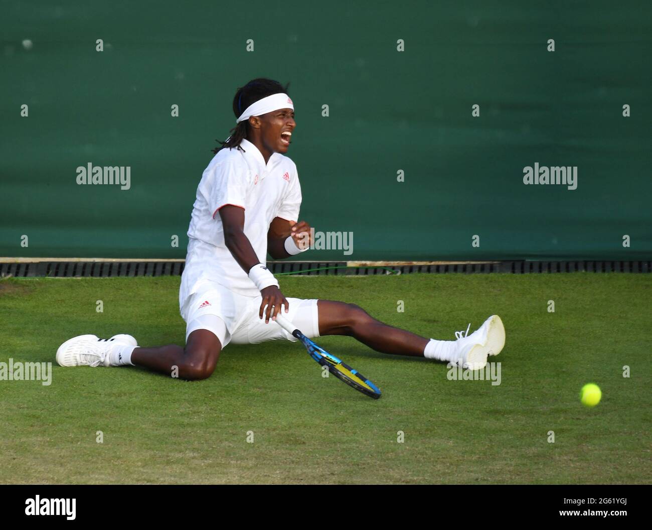 Londra, GBR. 01 luglio 2021. London Wimbledon Championships Day 4 01/07/2021 Mikael Ymer (SWE) diventa l'ultima vittima dell'erba scivolosa di Wimbledon nella sua partita contro Felix Auger-Aliassime (CAN) dopo il trattamento ha recuperato e completato la sua partita Credit: Roger Parker/Alamy Live News Foto Stock