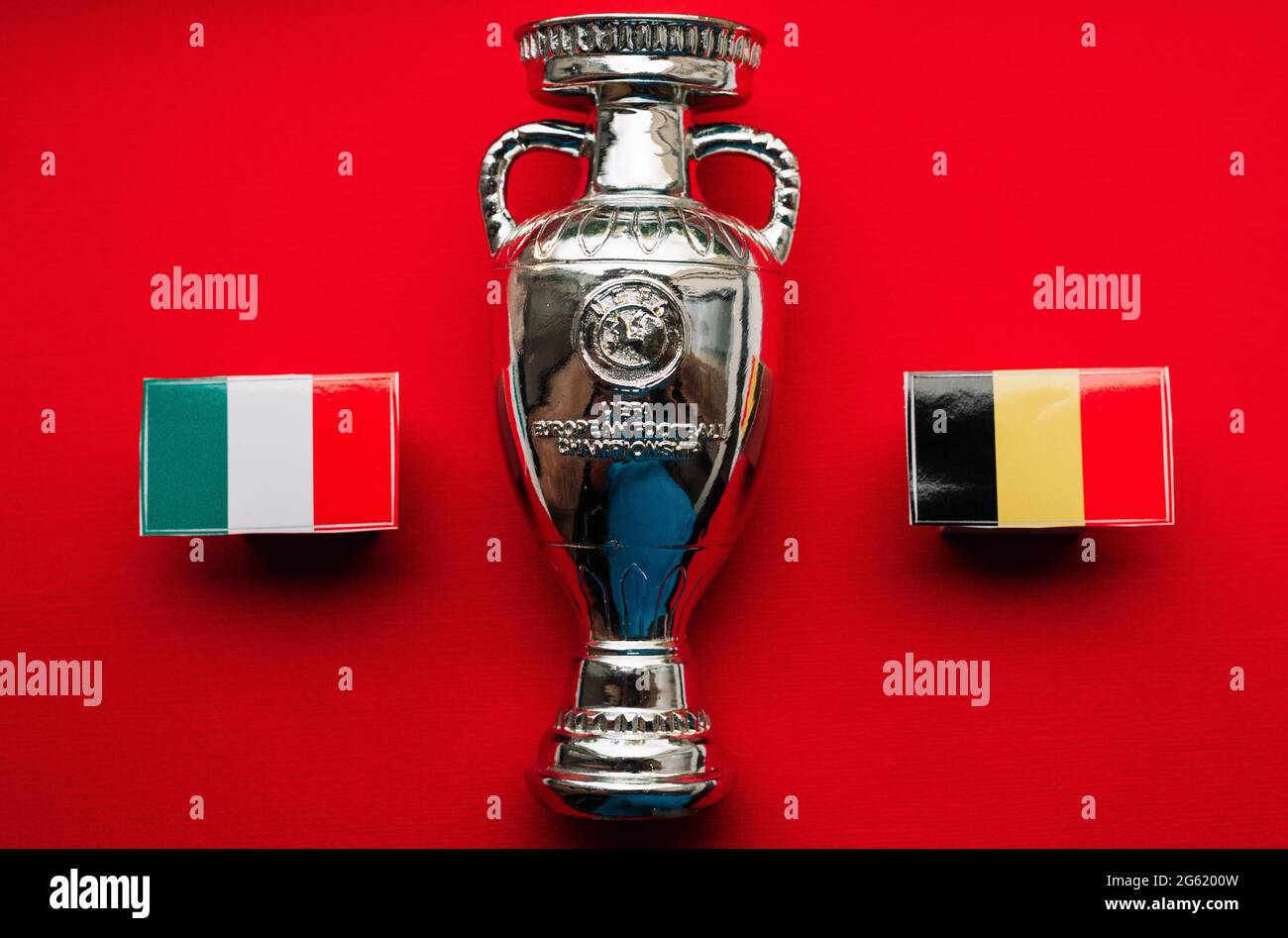1 luglio 2021 Monaco di Baviera, Germania Bandiere dei quarti di finale del Campionato europeo di calcio Belgio e Italia sullo sfondo dell'Euro Cup 2020. Foto Stock