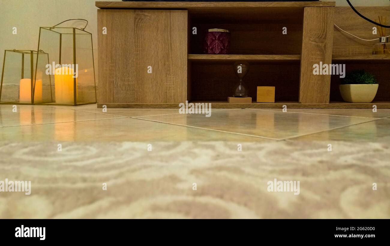 armadio in legno con lanterne elettriche illuminazione sul pavimento, arredamento casa idea soggiorno tv stand Foto Stock