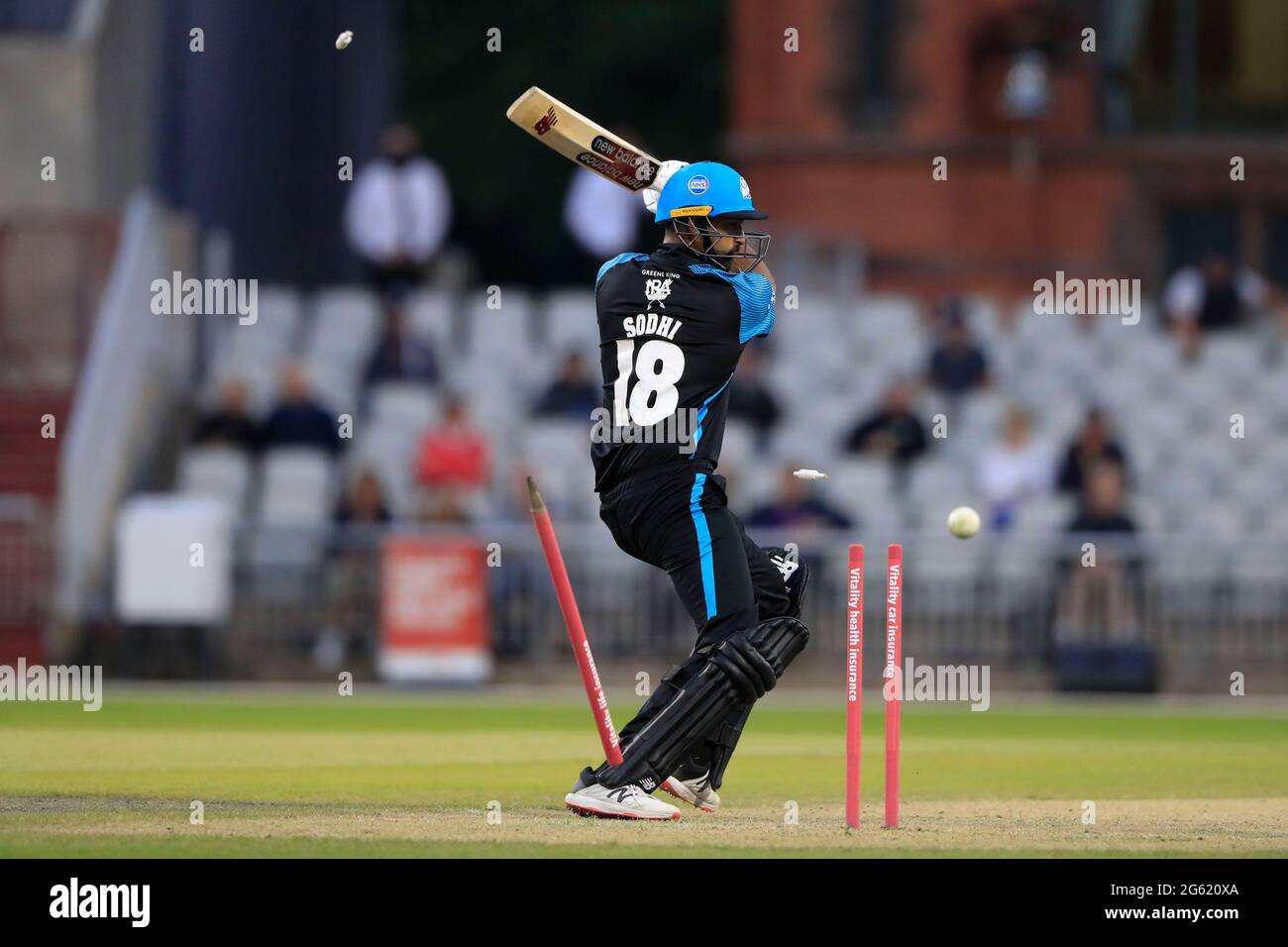 Shi Sodhi di Worcestershire Rapids è pulito bowled da Saqib Mahmood di Lancashire Lightning per 14 corse Foto Stock