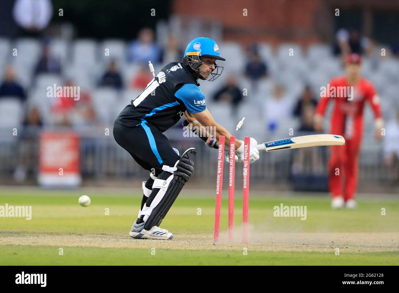 Charlie Morris of Worcestershire Rapids è pulito bowled da Saqib Mahmood di Lancashire Foto Stock