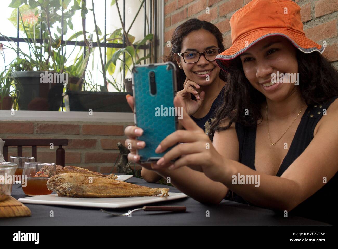 Alcune ragazze latine prendono un selfie all'ora di pranzo Foto Stock