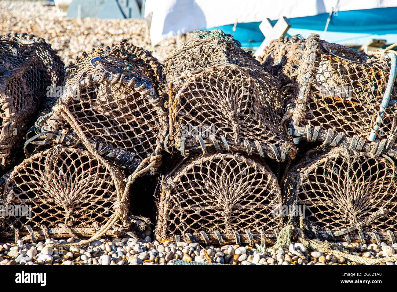 Canne da pesca impilate / gabbie di granchio su Beer Beach, Jurassic Coast, Regno Unito Foto Stock
