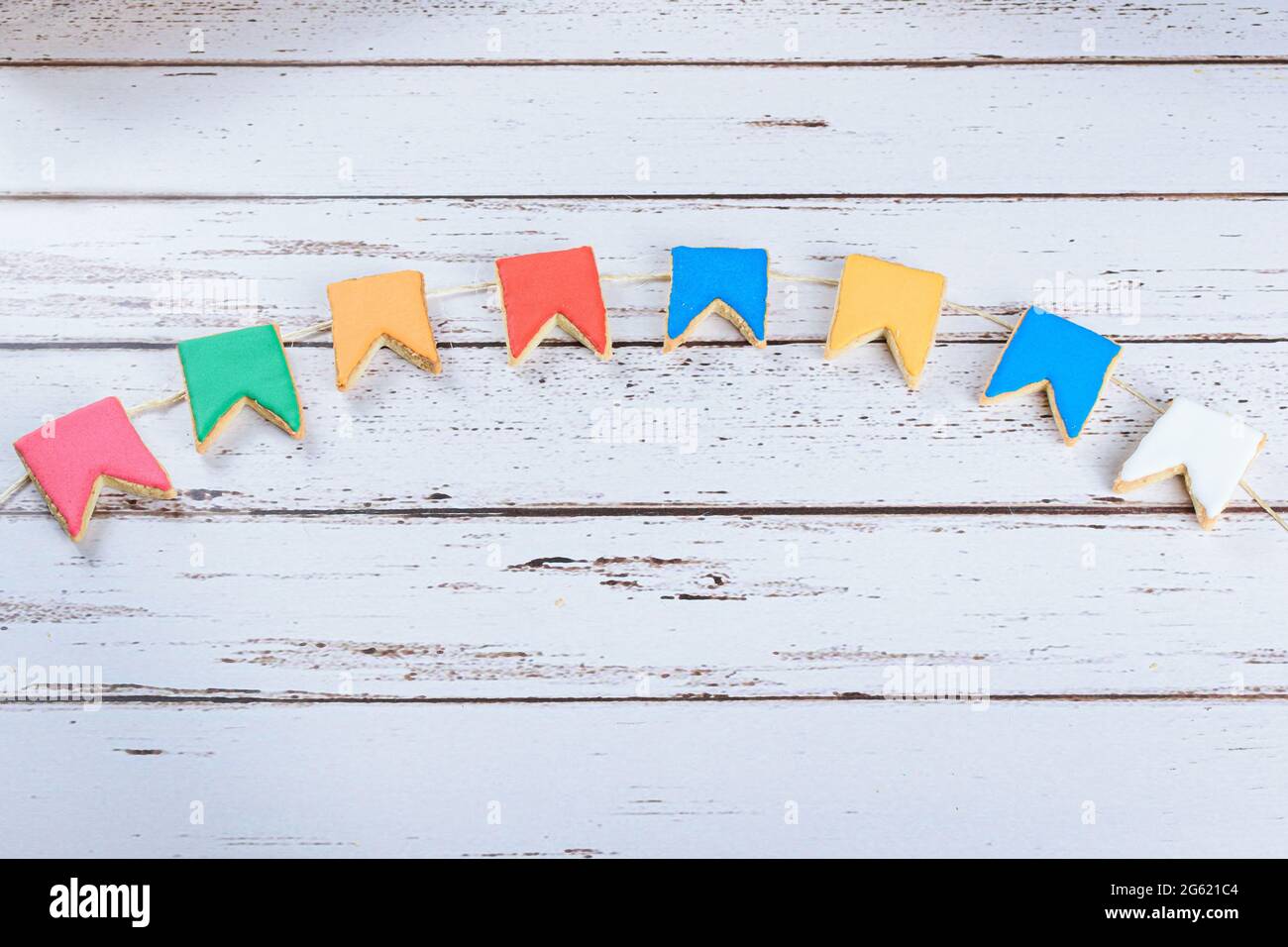 Biscotti al burro con glassa reale. Nella forma di una bandiera brasiliana di giugno decorativo partito. Foto Stock