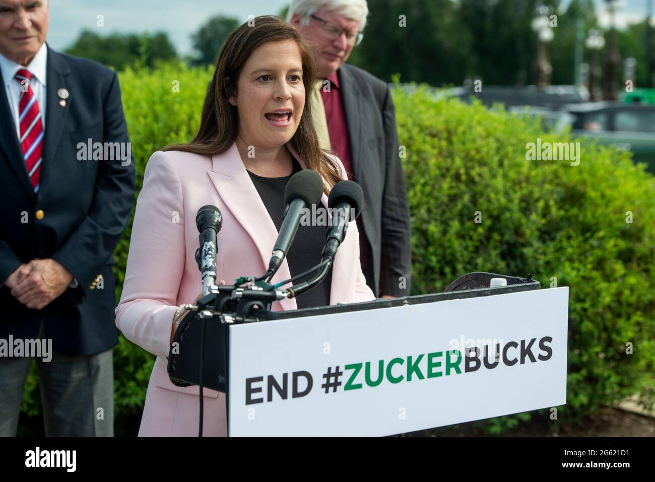 Il Presidente della Conferenza repubblicana della Casa, rappresentante degli Stati Uniti, Elise Stefanik (Repubblicano di New York), ha commentato durante una conferenza stampa introdurre una legislazione per limitare le donazioni del CEO di Facebook Mark Zuckerberg, al di fuori del Campidoglio degli Stati Uniti a Washington, DC, giovedì 1 luglio 2021. Credito: Rod Lammey/CNP /MediaPunch Foto Stock