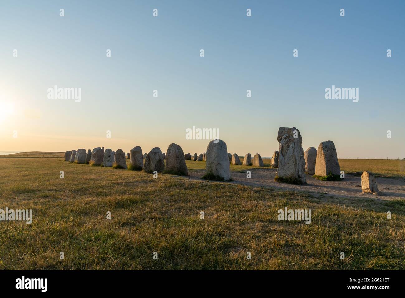 Vista panoramica della preistorica nave Ales Stenar che si trova sulla costa meridionale della Svezia al tramonto Foto Stock