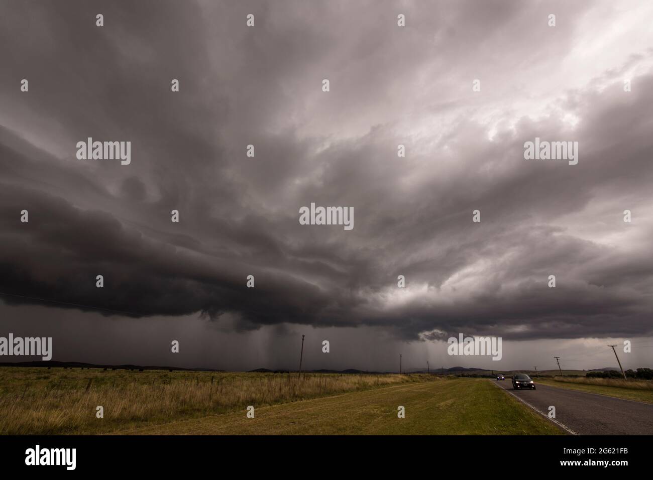 Tempesta e pioggia sulla strada. Sierra de la Ventana, Buenos Aires, Argentina Foto Stock