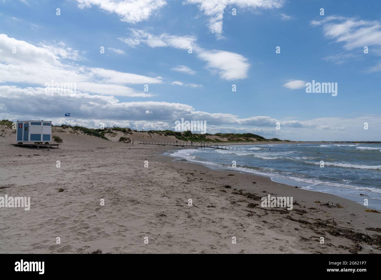 Vista su una spiaggia vuota vicino a Lilleleje, nel nord della Danimarca, con una piccola capanna bagnino Foto Stock