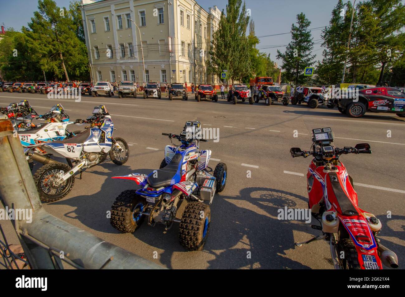 Omsk, Russia. 01 luglio 2021. Moto, quad e buggy si aspettano sul parcheggio speciale l'inizio della cerimonia di apertura del Rally della Via della Seta, Credi Foto Stock