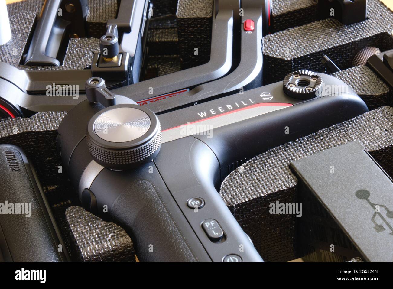 Vienna, Austria - 1 luglio 2021: Dettagli di un ZHIYUN Weeble S gimbal e accessori all'interno della sua scatola. ZHIYUN è conosciuto per i suoi prodotti gimbal. Foto Stock