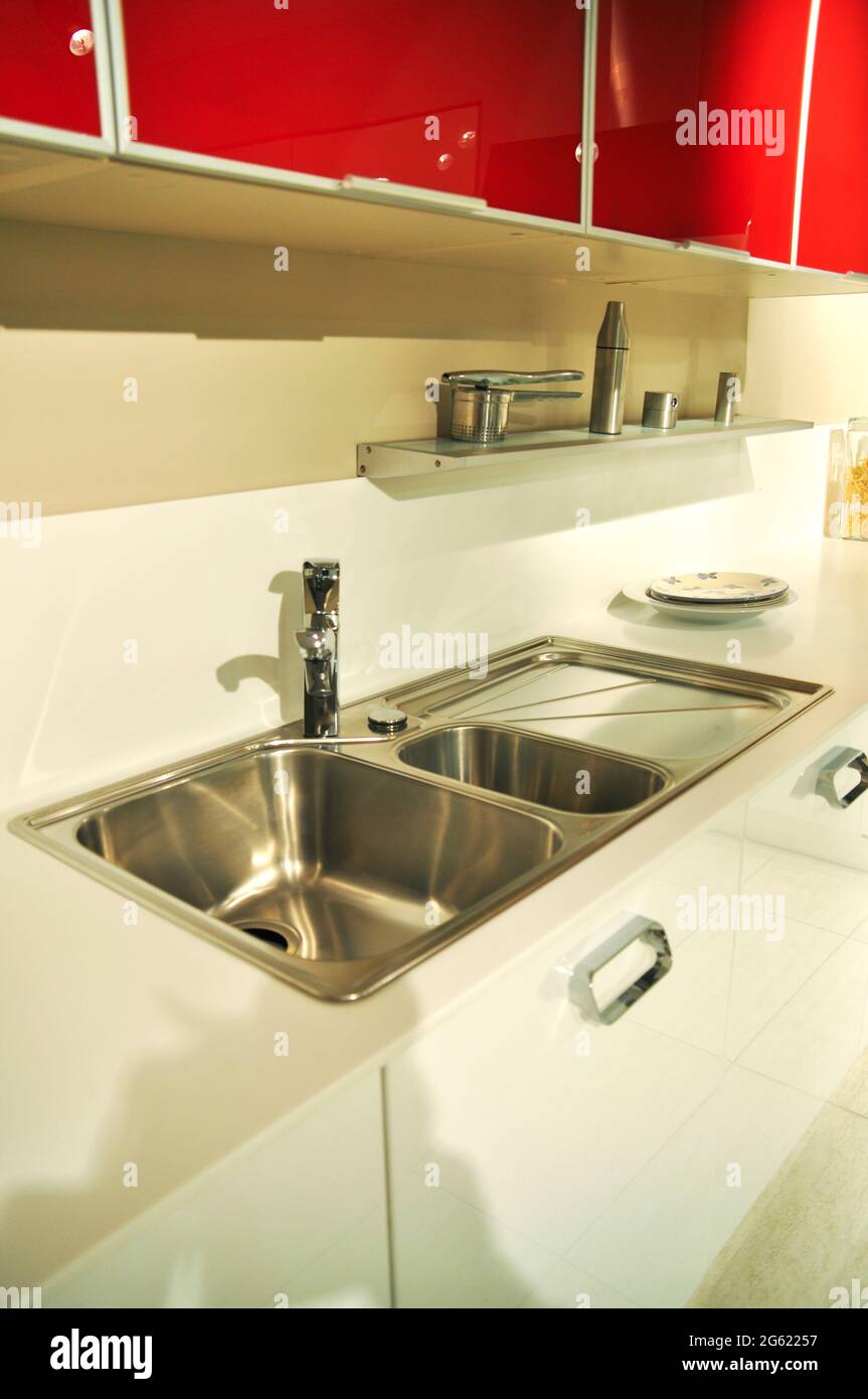 Interno di lussuosa cucina moderna e lavandino, rubinetto e scarico in acciaio inossidabile Foto Stock