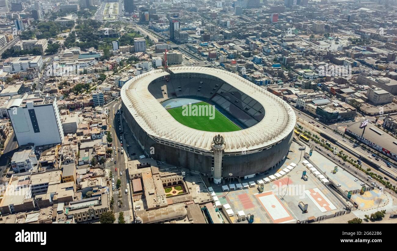 Vista aerea dello Stadio Nazionale nella capitale peruviana Lima con l'autostrada Via Express. Foto Stock