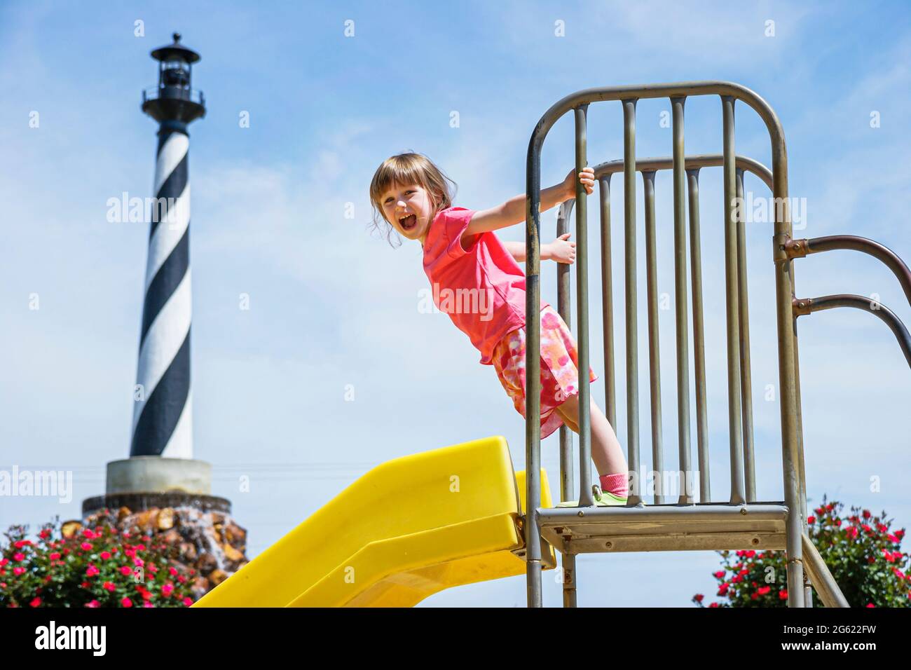 Alabama Clanton Peach Park parco giochi faro ragazza giovane parco giochi, scivolo, Foto Stock