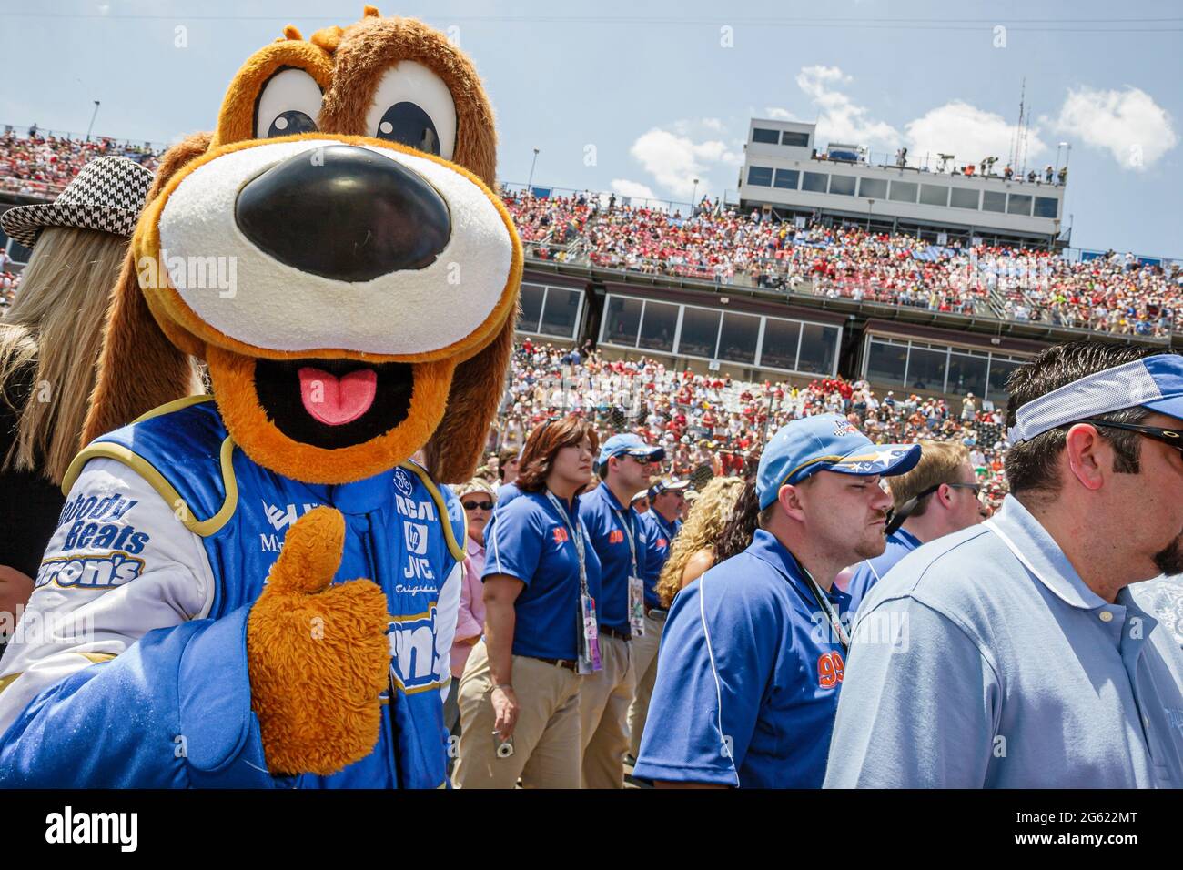 Alabama Talladega Superspeedway Aaron's 499 NASCAR Nextel Cup Series, Pit Road pre-gara linea di arrivo attività fan Lucky Dog mascotte, stock car racing, Foto Stock