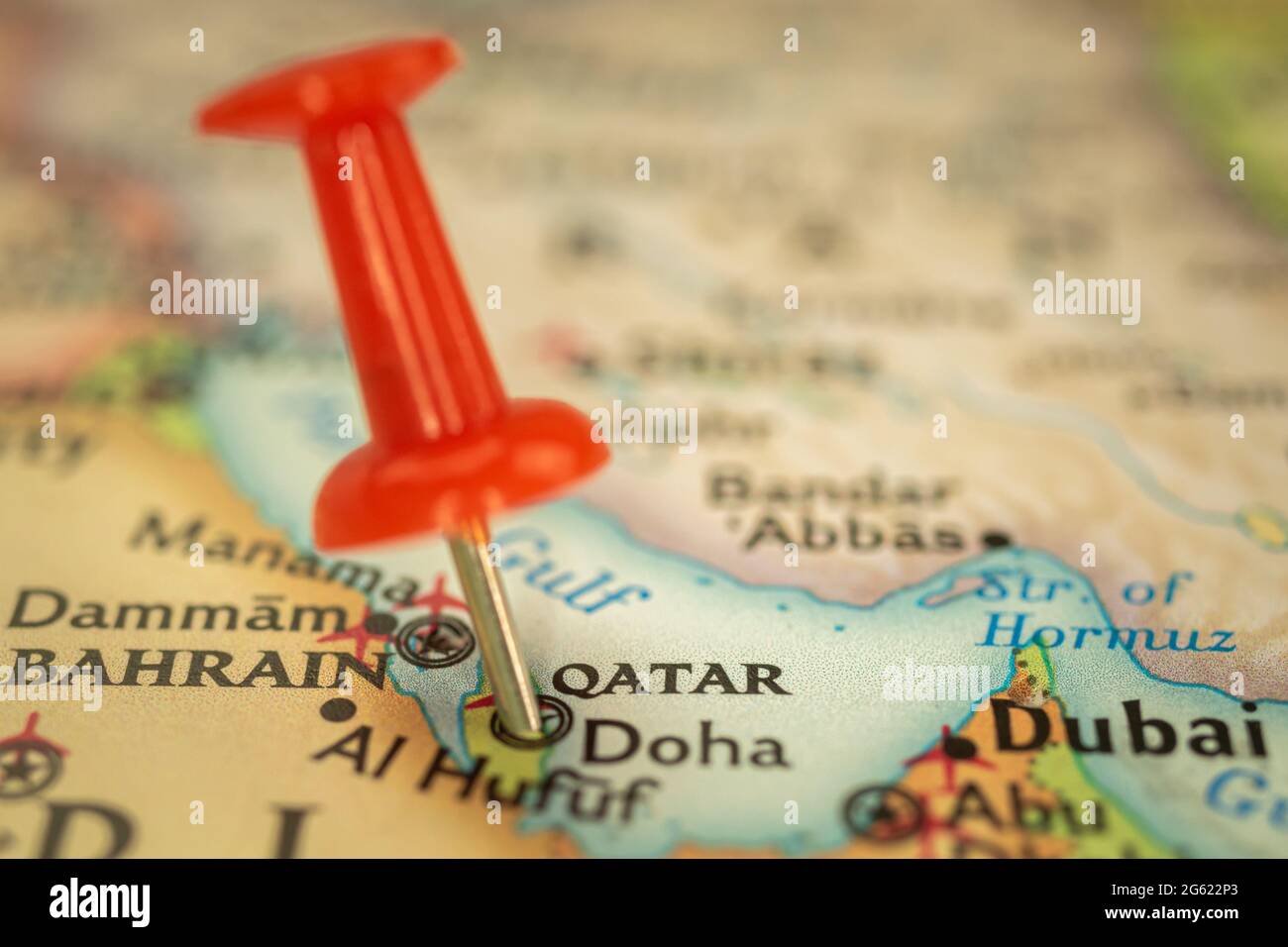 Posizione Qatar e Doha, mappa di viaggio con closeup segnapunto a spinta, concetto di viaggio in Asia Foto Stock