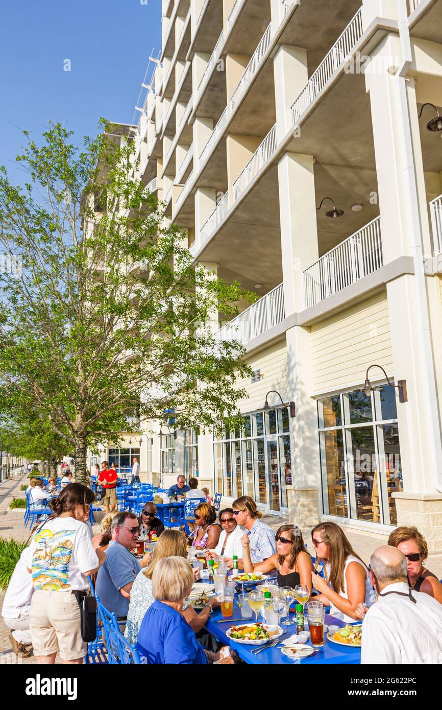 Alabama Orange Beach The Wharf shopping, ristoranti, ristorante al fresco, marciapiede all'aperto, persone che mangiano famiglie, Foto Stock