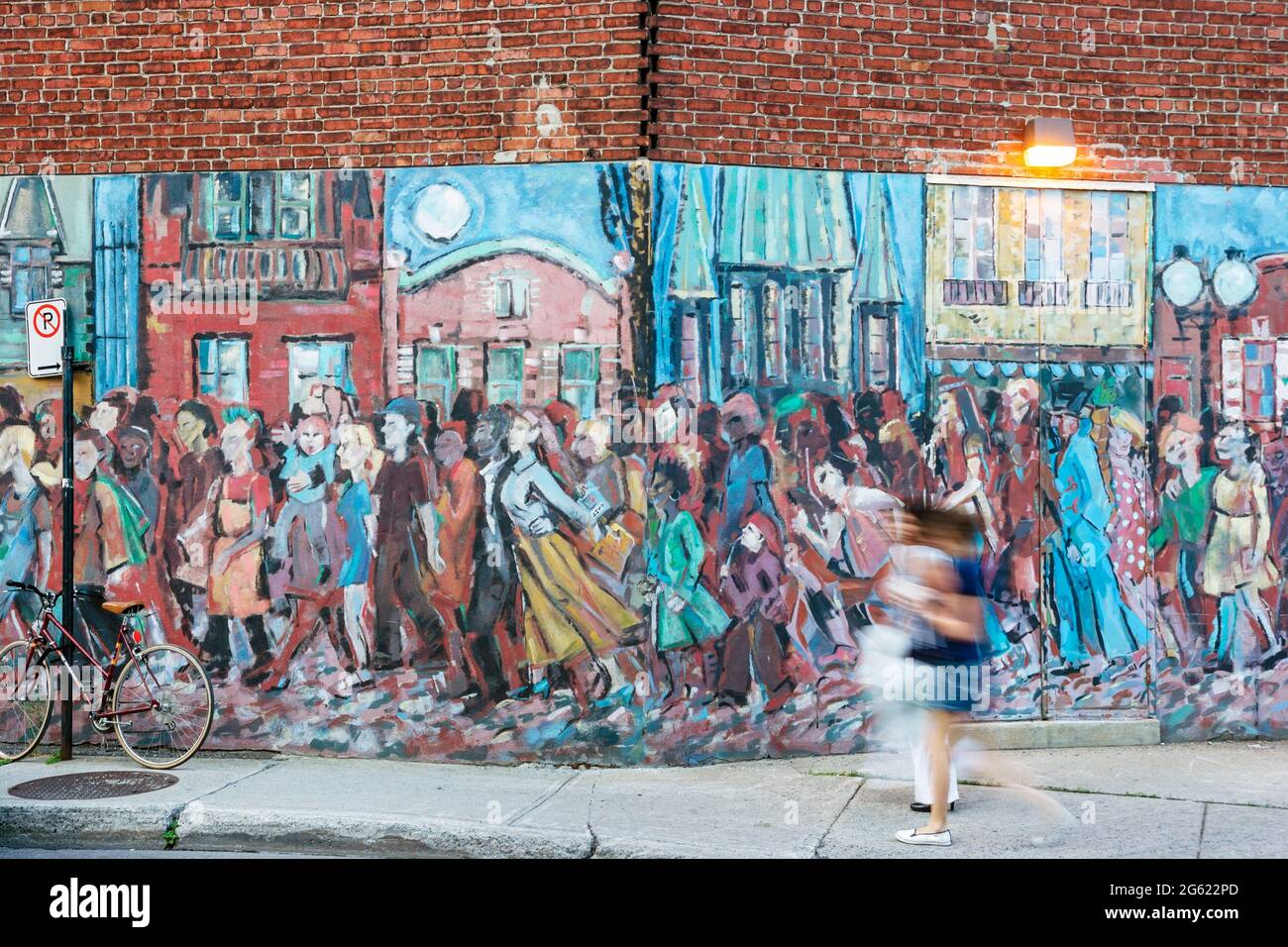 Montreal Canada,Quebec Province,rue Gilford,muro murale,arte pubblica,passing women walking,blur,Canada070705179 Foto Stock
