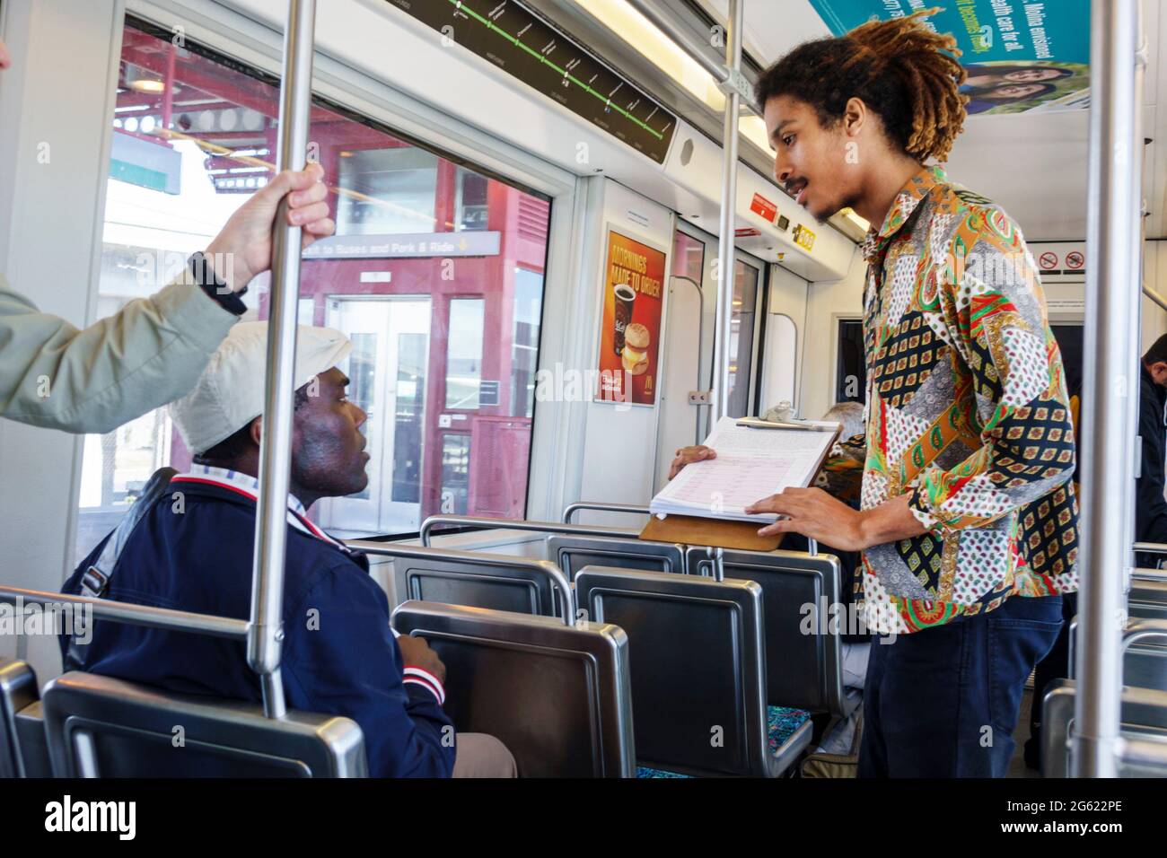 Los Angeles California, LA County Metro Rail, treno, metropolitana, treno, trasporto di massa, treno, interno, seduta, posto a sedere, penduter, uomo nero uomini maschio, in piedi, sur Foto Stock