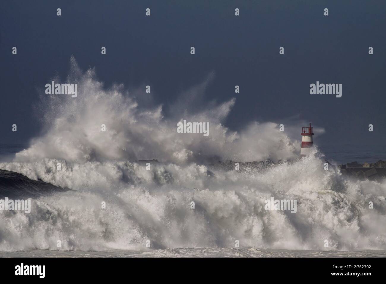 Onde tempestose splash. Povoa de Varzim e di Vila do Conde porto entrata nord del Portogallo. Foto Stock