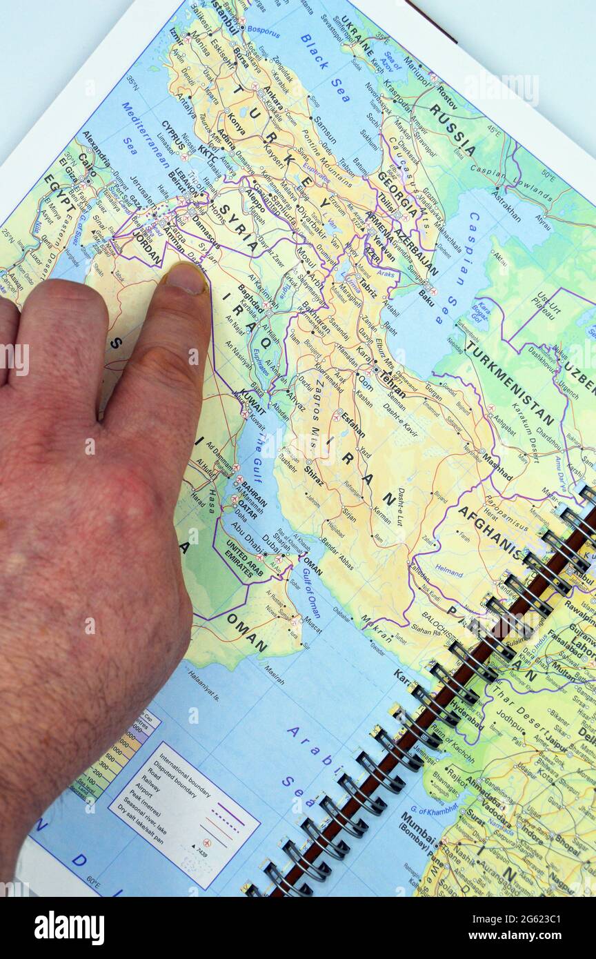 Mappa geografica del Medio Oriente con puntamento a mano Foto Stock