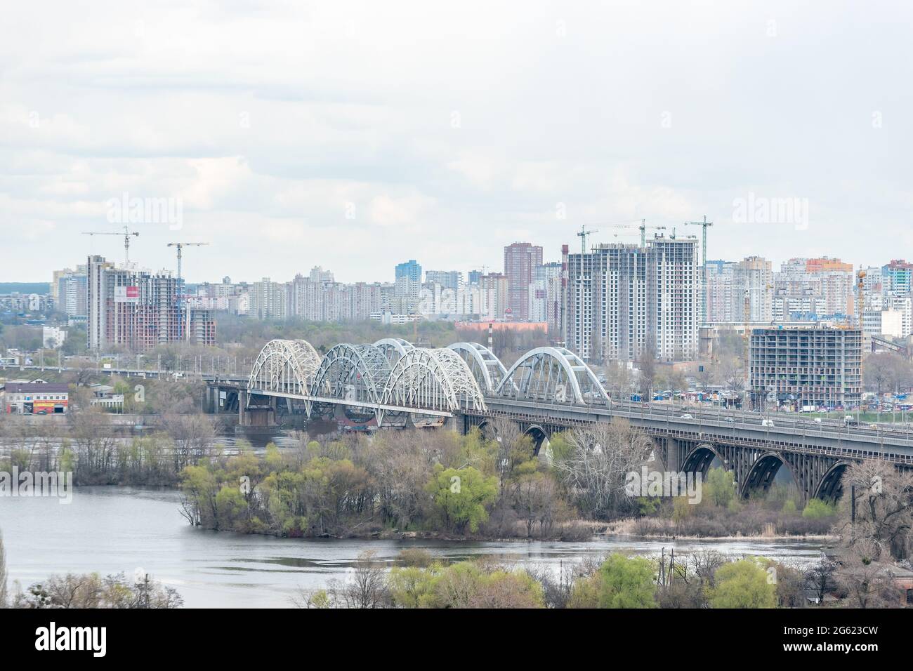 Kiev, Ucraina - 27 aprile 2021: Vista panoramica della città con case a Kiev, Ucraina. Foto Stock