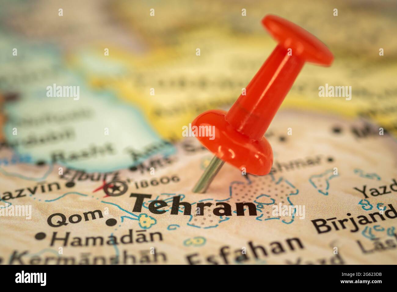 Posizione Teheran in Iran, mappa di viaggio con closeup segnapunto a spinta, concetto di viaggio in Asia Foto Stock