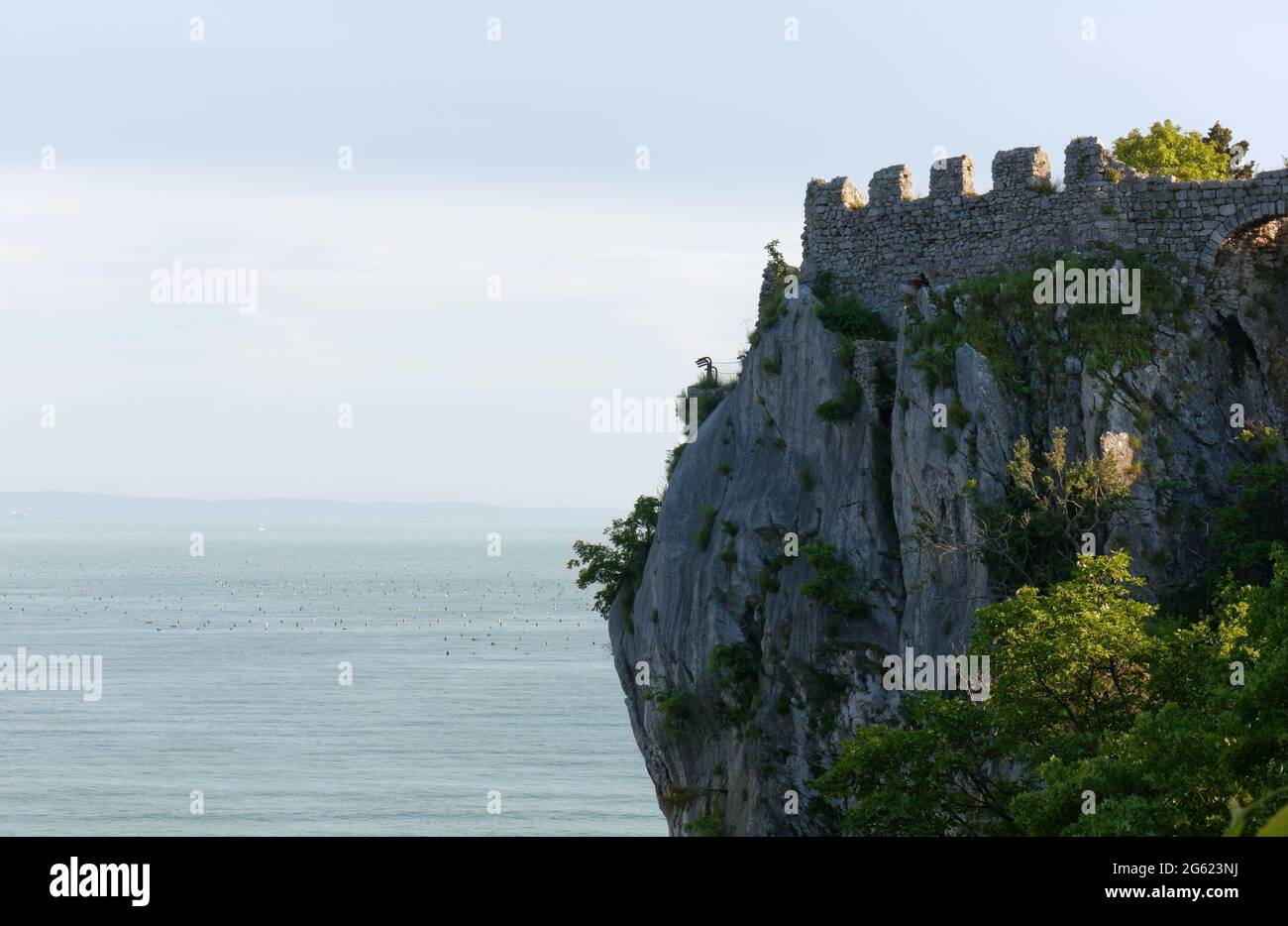 Rovine dell'antico castello di Duino su uno sperone di roccia sulla costa triestina Foto Stock