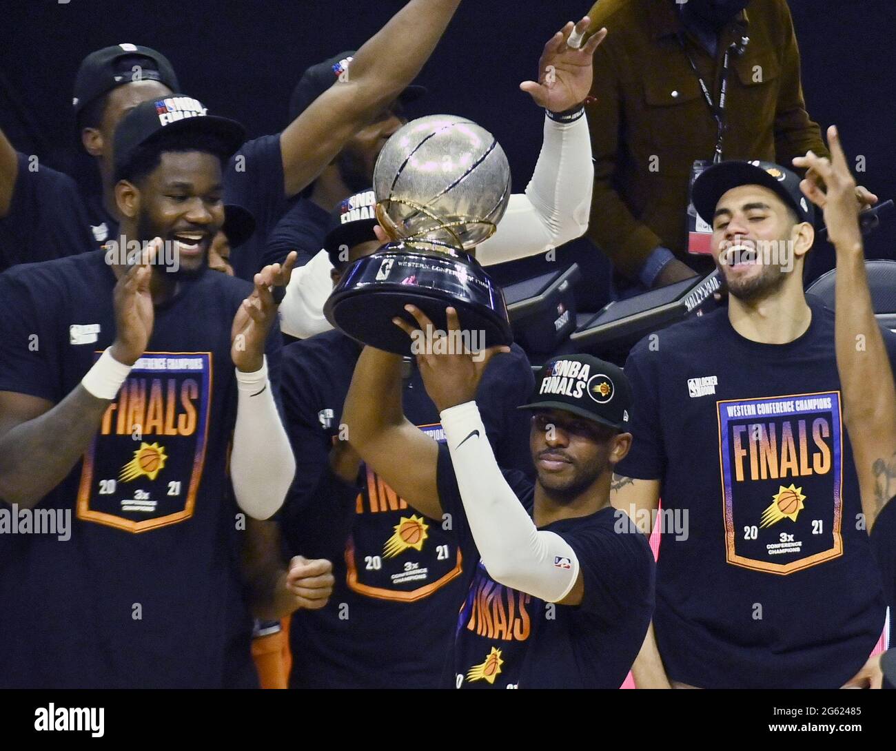 Los Angeles, Stati Uniti. 01 luglio 2021. La guardia dei Phoenix Suns Chris Paul (R) solleva il Western Conference Finals Trophy accanto ai compagni di squadra dopo aver vinto il Game 6 contro i Los Angeles Clippers mercoledì 30 giugno 2021 allo Staples Center di Los Angeles. Foto di Jim Ruymen/UPI Credit: UPI/Alamy Live News Foto Stock