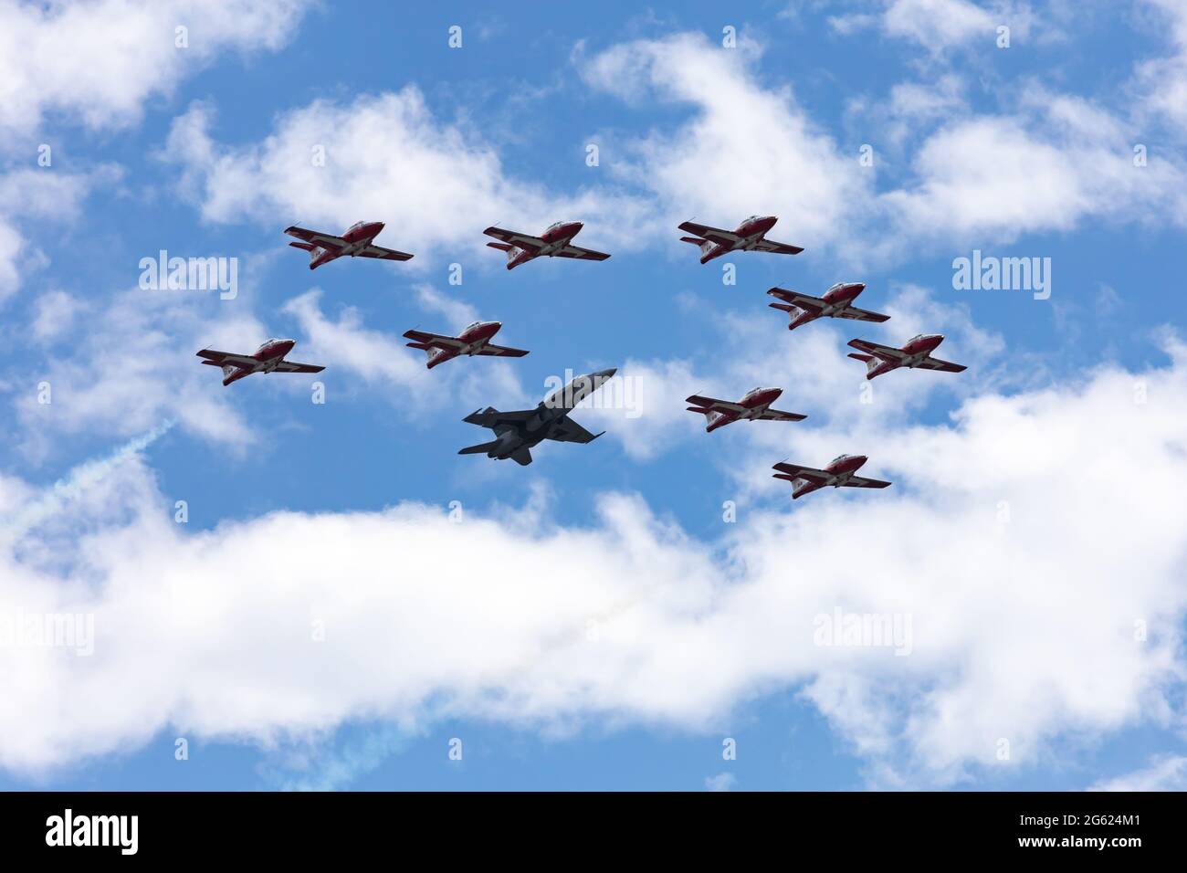 Ottawa, Ontario, Canada - 1 luglio 2021: Gli Snowbirds della Royal Canadian Air Force volano in formazione con un jet dimostrativo CF-18 il Canada Day. Foto Stock