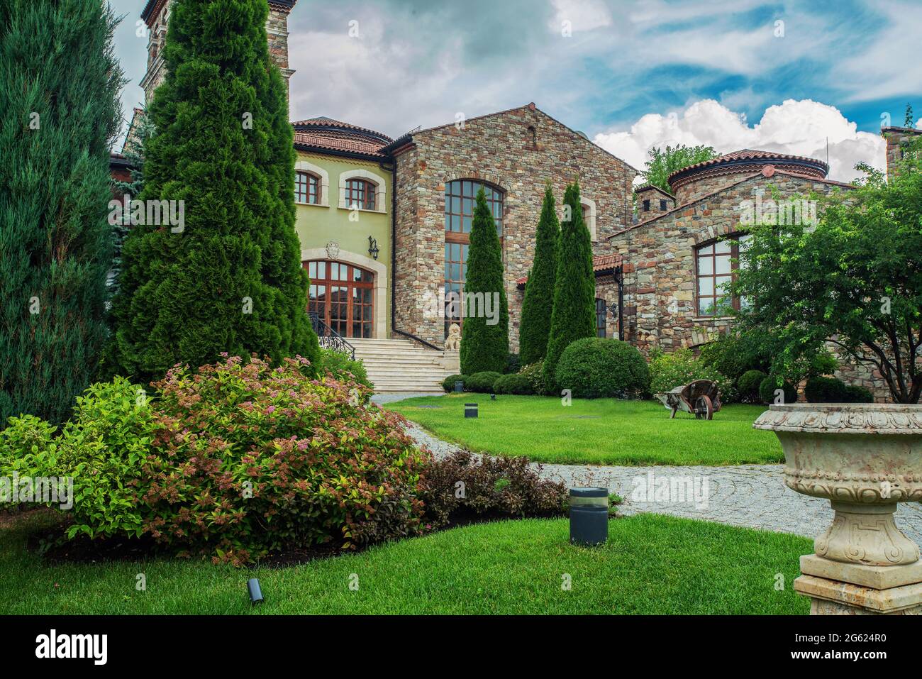 Idilliaco giardino in stile antico (italiano) sulla prose russa dacha (parte di edificio a Mosca oblast - fantastica estate a metà! - f Foto Stock