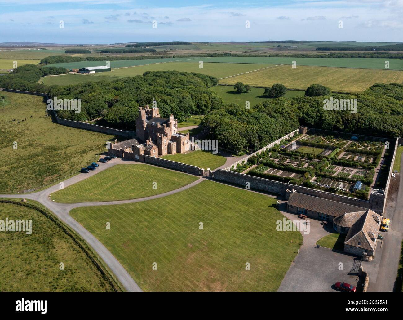 Veduta aerea del Castello di Mey e dei giardini, l'ex casa della Regina Madre, che si affaccia sul Pentland Firth, Caithness, Scozia. Foto Stock