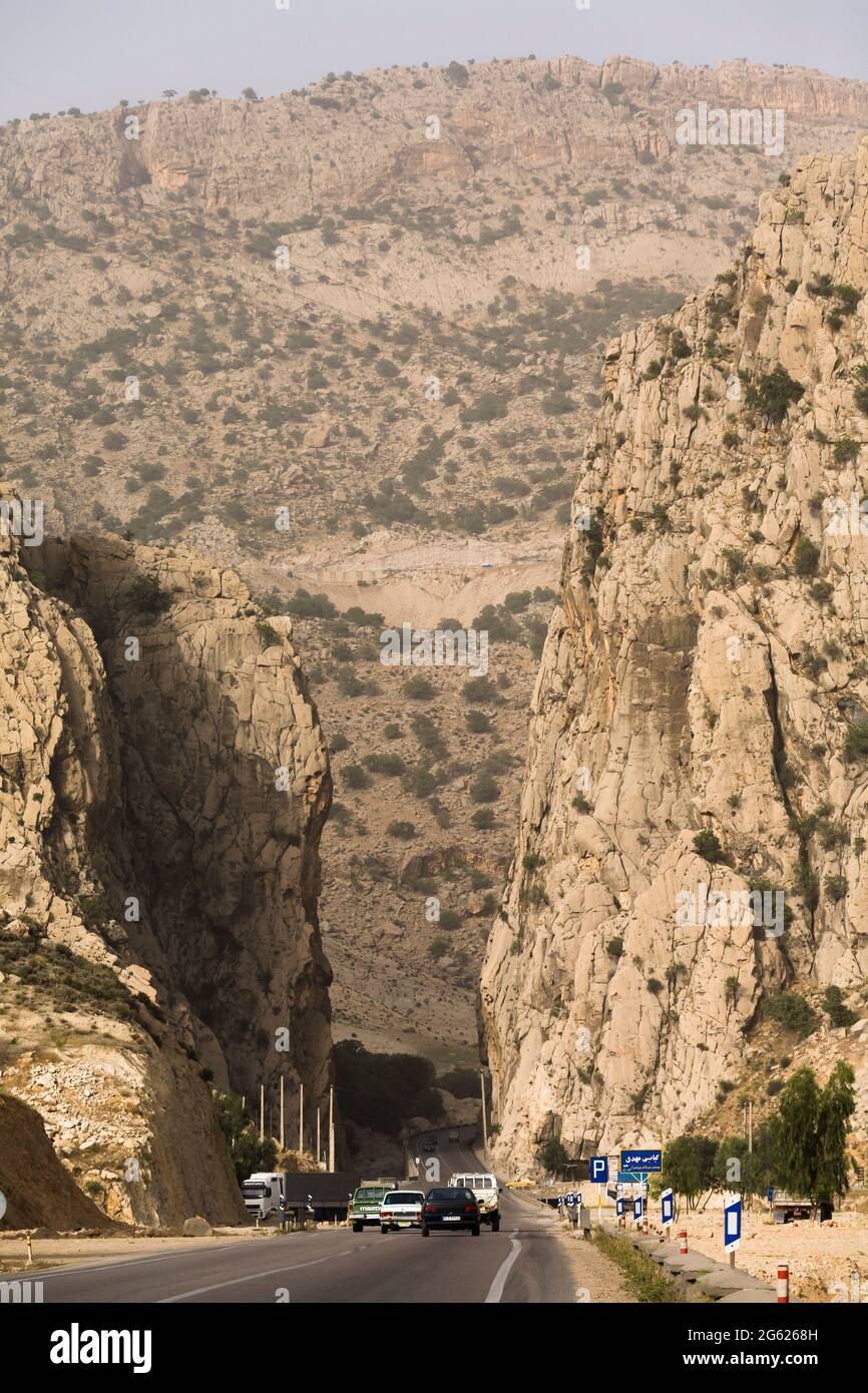 Passo naturale del canyon 'Tange bol hayat', Via Shiraz, Monti Zagros, Abolhayat, sobborgo di Shiraz, Provincia di Fars, Iran, Persia, Asia Occidentale, Asia Foto Stock
