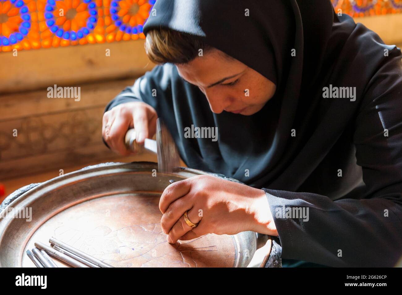 Dimostrazione di incisione tradizionale del rame, ad Arg di Karim Khan (cittadella), centro città, Shiraz, Provincia di Fars, Iran, Persia, Asia occidentale, Asia Foto Stock