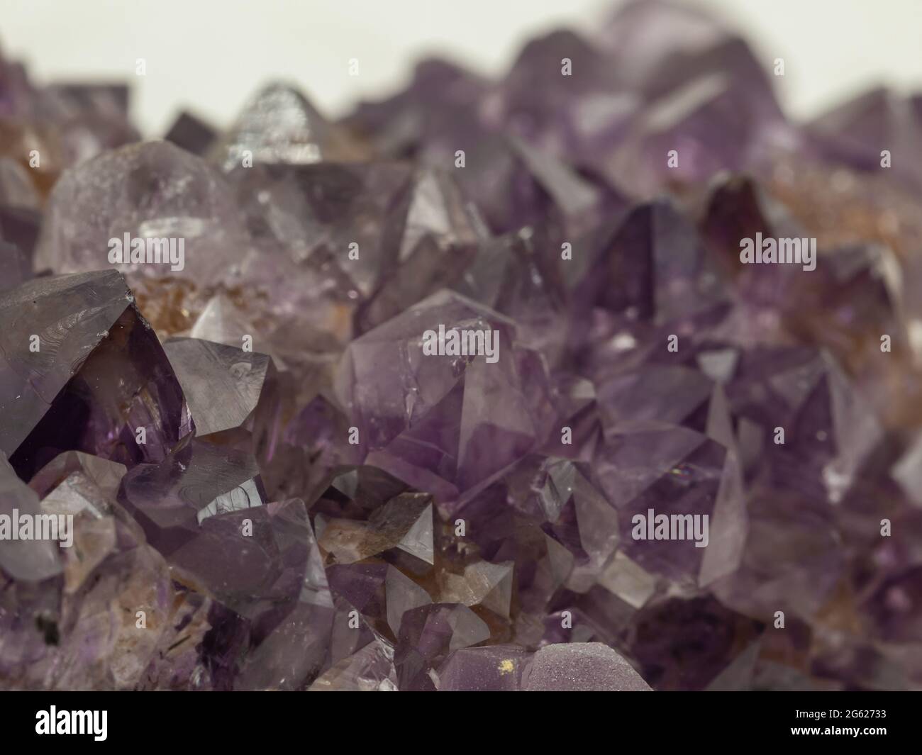 cristalli di quarzo viola ametista su matrice Foto Stock