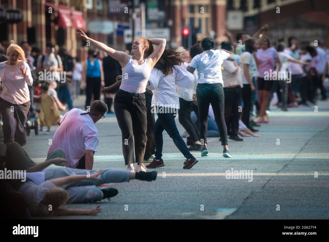 Manchester, Regno Unito. 01 luglio 2021. Il MIF ritorna in città. Gli artisti partecipano alla serata di apertura del MIF21, che vede Boris Charmatzs Sea Change prendere per le strade di Deansgate. Creato appositamente per il Festival, Sea Change è una risposta unica e accattivante alla pandemia, che coinvolge ballerini professionisti e non professionali che celebrano la convivenza in un mondo post-lockdown. Il MIF è un festival organizzato da artisti che presenta nuove opere di varie arti dello spettacolo, arti visive e cultura popolare. Credit: Andy Barton/Alamy Live News Foto Stock