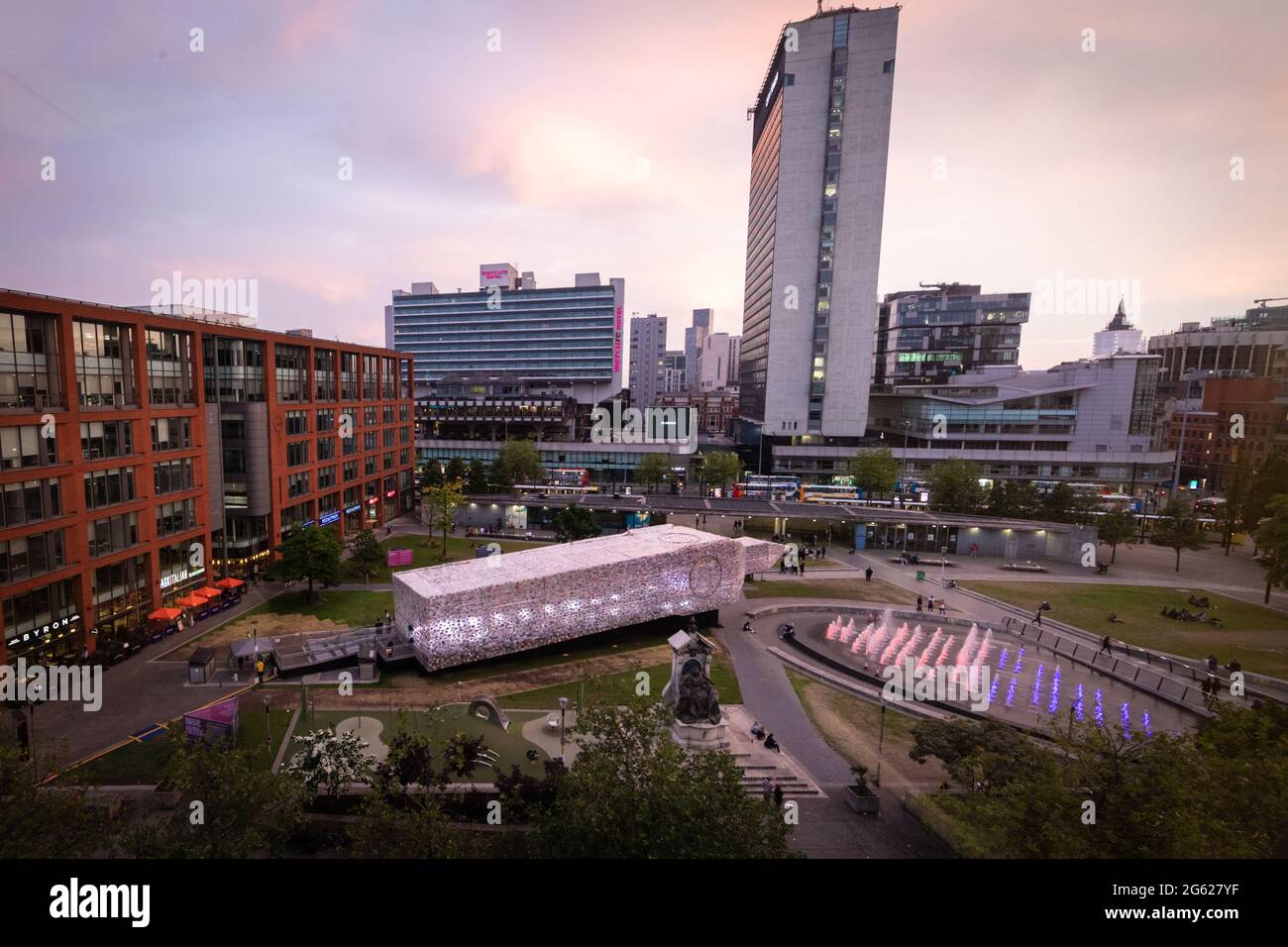 Manchester, Regno Unito. 01 luglio 2021. Il MIF ritorna in città. Il Big ben, che si trova in fondo all'installazione del artistÊMarta Minuj'n, è ufficialmente aperto presso i Piccadilly Gardens. La replica di 42 metri del Big ben è coperta in 20,000 copie di libri che hanno plasmato la politica britannica e sono un invito gioioso per le persone a riimmaginare i loro simboli nazionali e unirsi intorno alla democrazia e all'uguaglianza. Il MIF è un festival organizzato da artisti che presenta nuove opere di varie arti dello spettacolo, arti visive e cultura popolare. Credit: Andy Barton/Alamy Live News Foto Stock