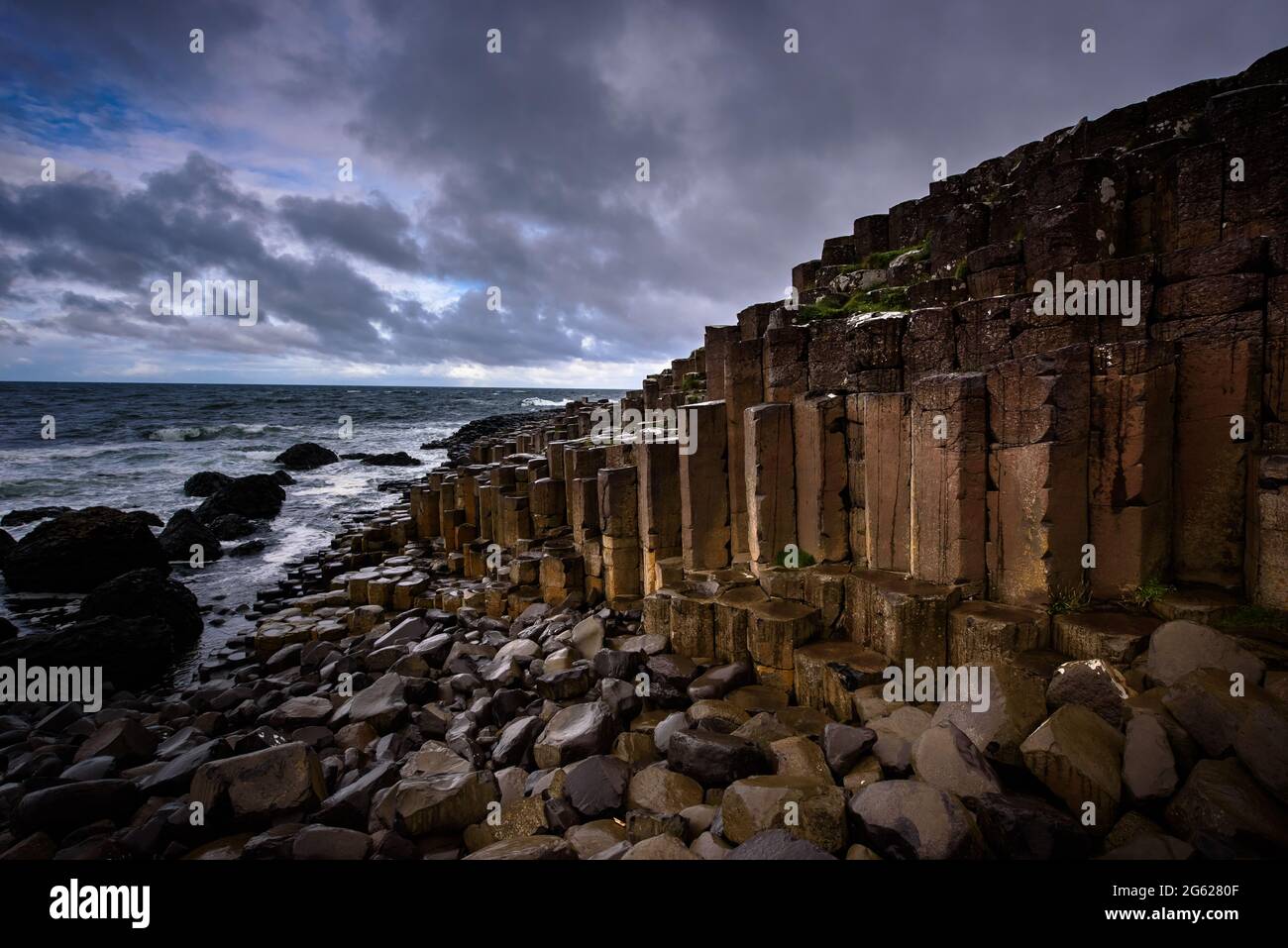 Formazione basaltica sulla strada rialzata gigante Foto Stock