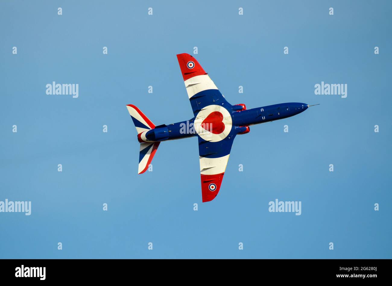 Logo cuore RAFBF sul lato inferiore del jet aereo con display ad aria singolo Royal Air Force BAe Hawk T1. RAF Benevent Fund RAFBF Charity schema colore cuore Foto Stock