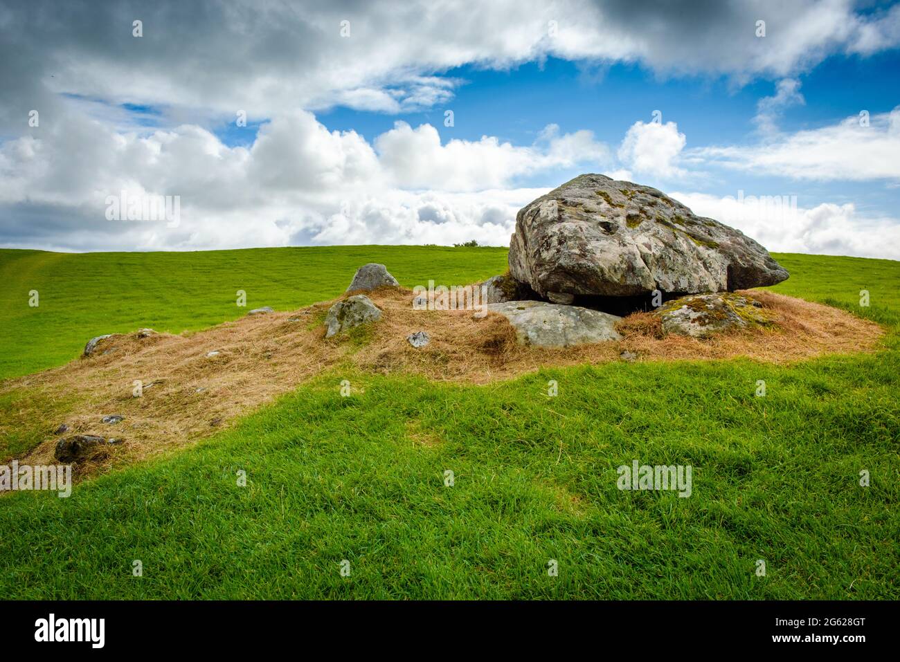 Residuo di un dolmen nel cimitero megalitico di Carrowmore Foto Stock