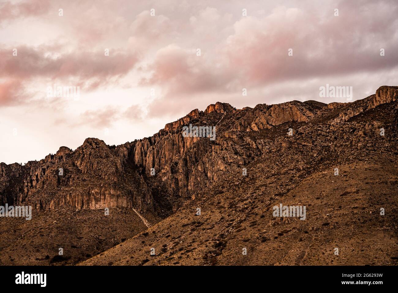 Nuvole rosa al tramonto su Hunter Peak Foto Stock