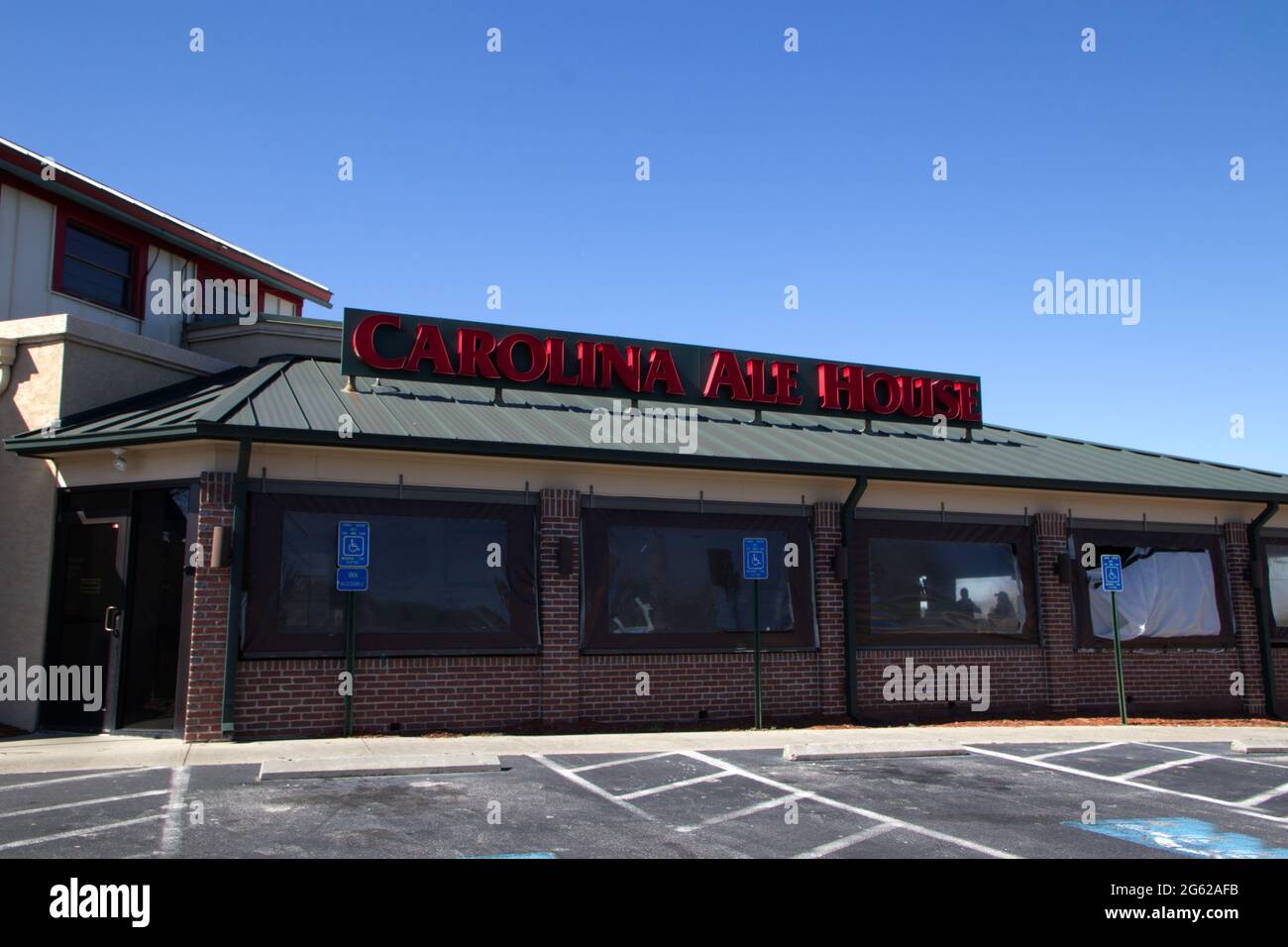 Augusta, GA USA - 03 04 21: Facciata anteriore della Carolina Ale House e cartello rosso con zona pranzo - Robert C Daniel Parkway Foto Stock