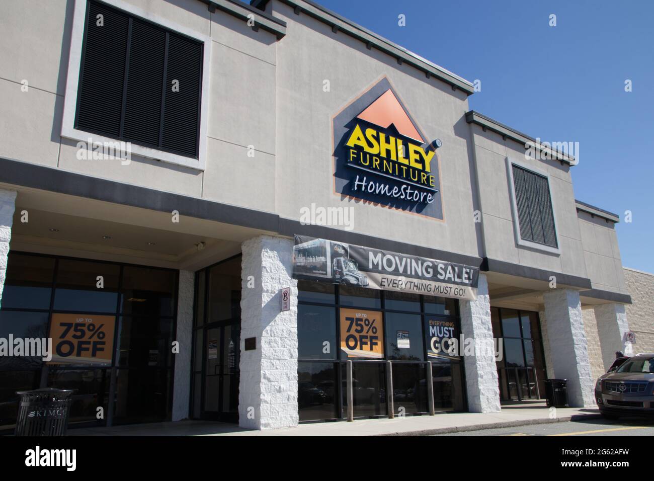 Augusta, GA USA - 03 04 21: Ashley Furniture Retail Store segno di ingresso esterno e persone - Robert C Daniel Parkway Foto Stock