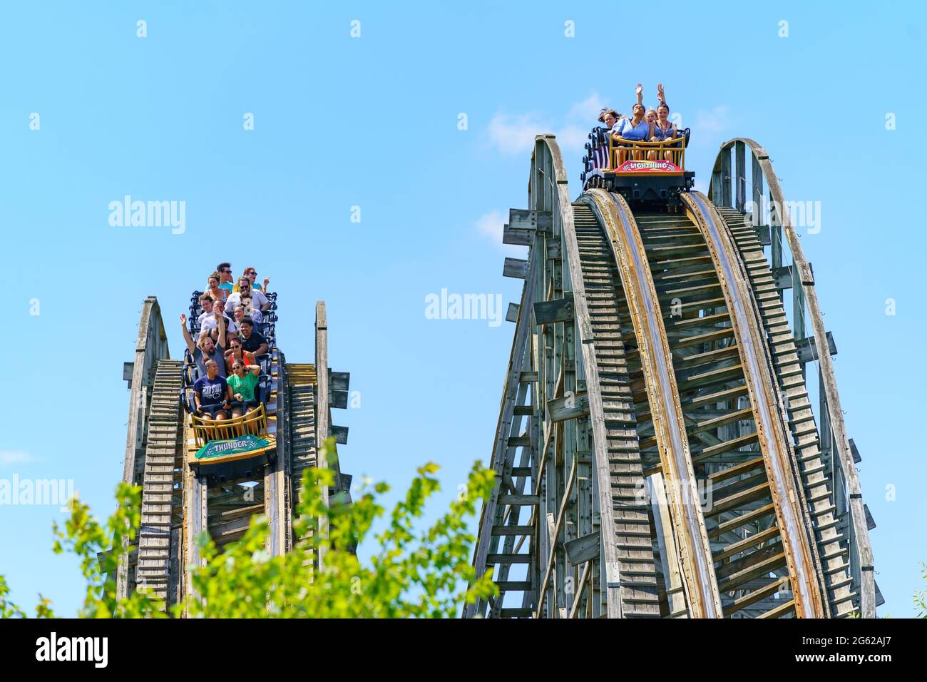 Hershey, Pennsylvania, USA – 27 giugno 2021: I visitatori di Hersheypark cavalcano le prime montagne russe in legno a doppio circuito degli Stati Uniti. Foto Stock
