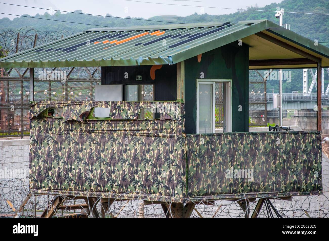 Torre di guardia nella zona smilitarizzata tra la Corea del Nord e la Corea del Sud ricoperta di materiale camuffato verde. Foto Stock